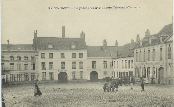 Cette place autrefois portait le nom de Place du Marché aux Chevaux, elle eut aussi comme autre nom Place du Bourreau, car sa maison était voisine de la place. 